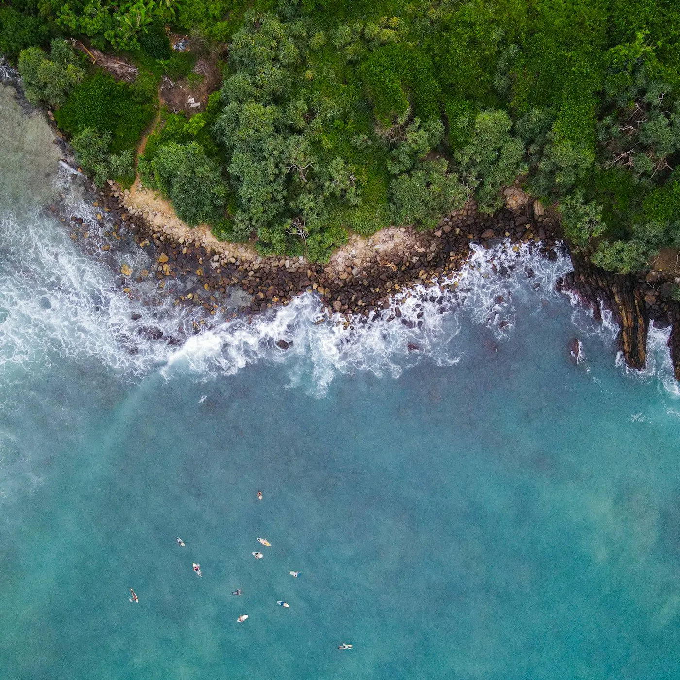 Vue aérienne de la baie de Hiriketiya près de Dikwella