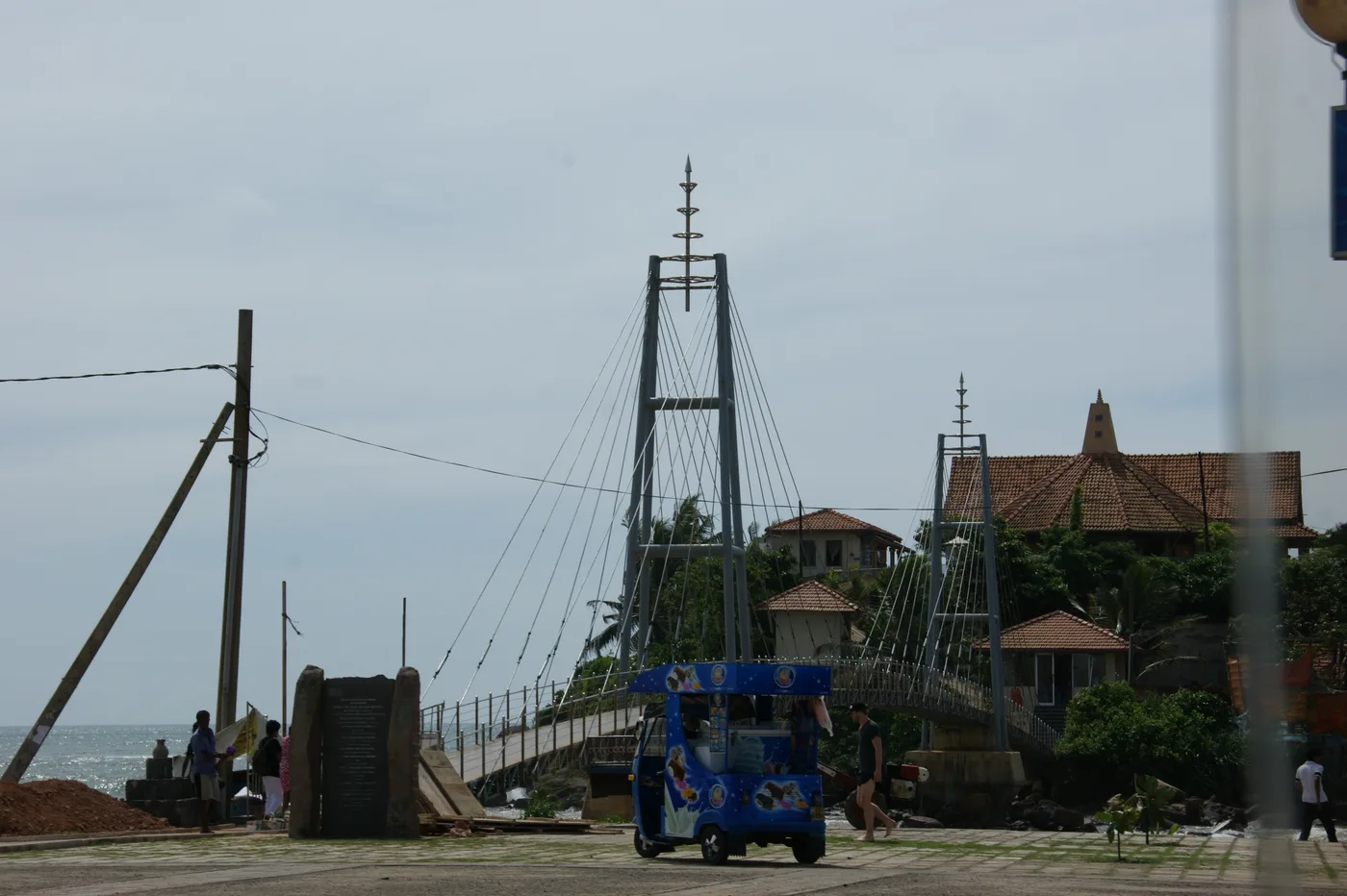 Parewi Duwa Temple and its bridge off Matara